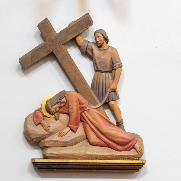 Schaulustige beobachten Jesus auf seinem Weg nach Golgota, aber keiner hilft ihm. Jesus fällt ein zweites Mal unter der Last des Kreuzes. Klgl 3,1-2,9,16 (Station wird in den Evangelien nicht explizit erwähnt), Pfarre Leopoldau